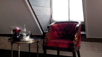 Minibar, coffres-forts dans les chambres, fer et planche Ă repasser