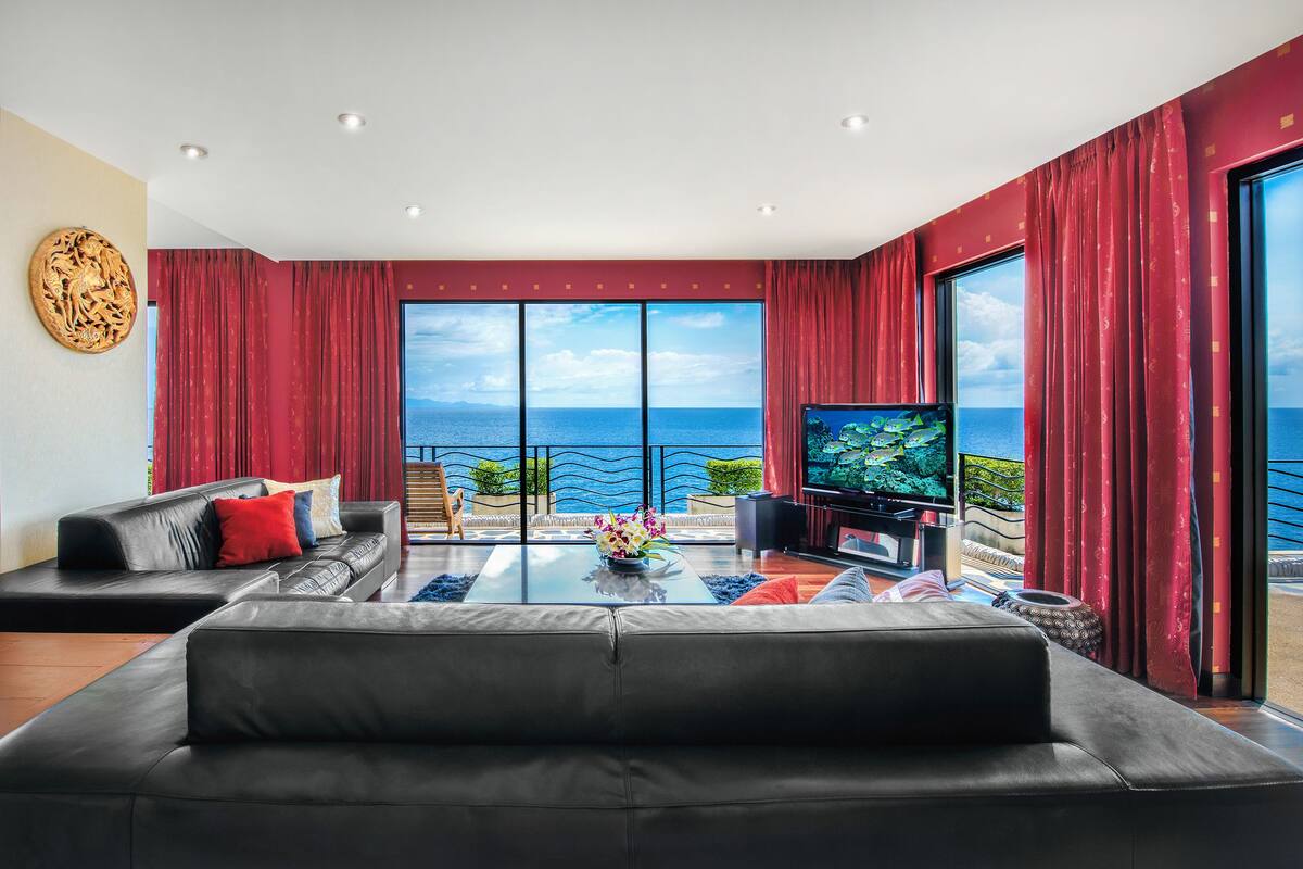 Royal Suite, 2 Bedrooms | Ruang tamu | 43 inci televisyen LED dengan satelit, TV
