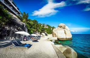 Privat strand, solstolar, parasoller och strandhanddukar