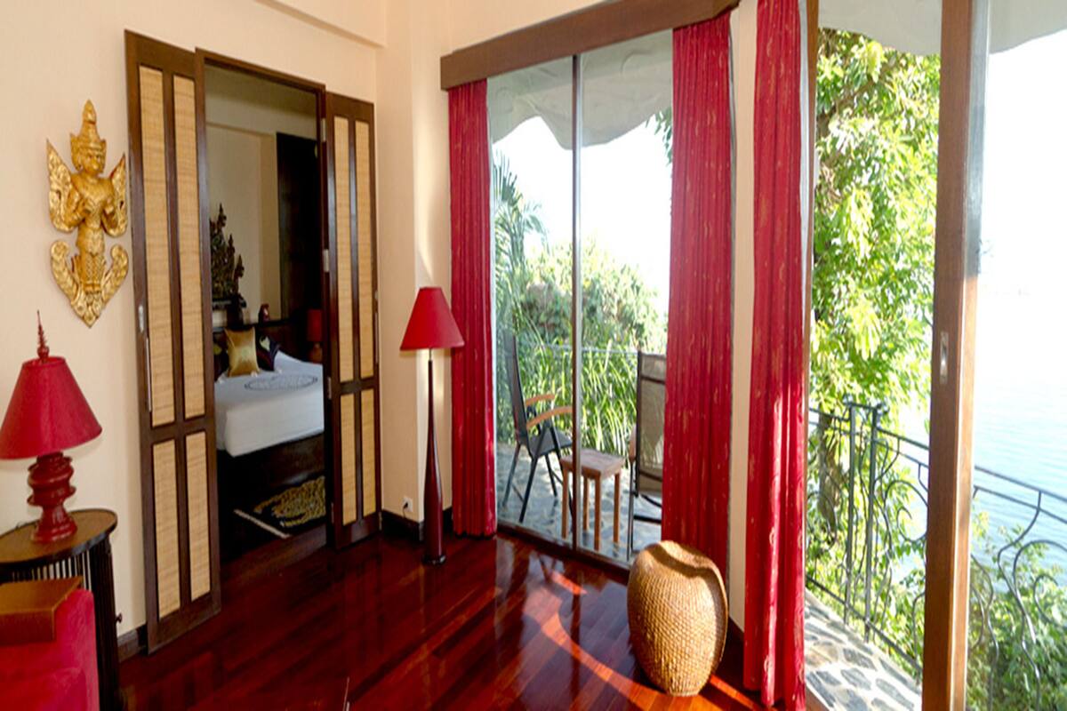 Family Suite, 2 Bedrooms | Peralatan tempat tidur premium, tilam berlapik, peti besi dalam bilik