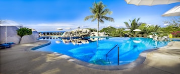 Una piscina al aire libre (de 09:00 a 21:00), tumbonas