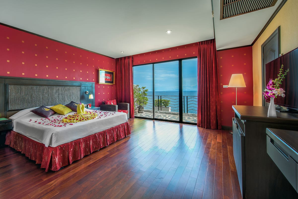 1 bedroom, premium bedding, pillow-top beds, in-room safe