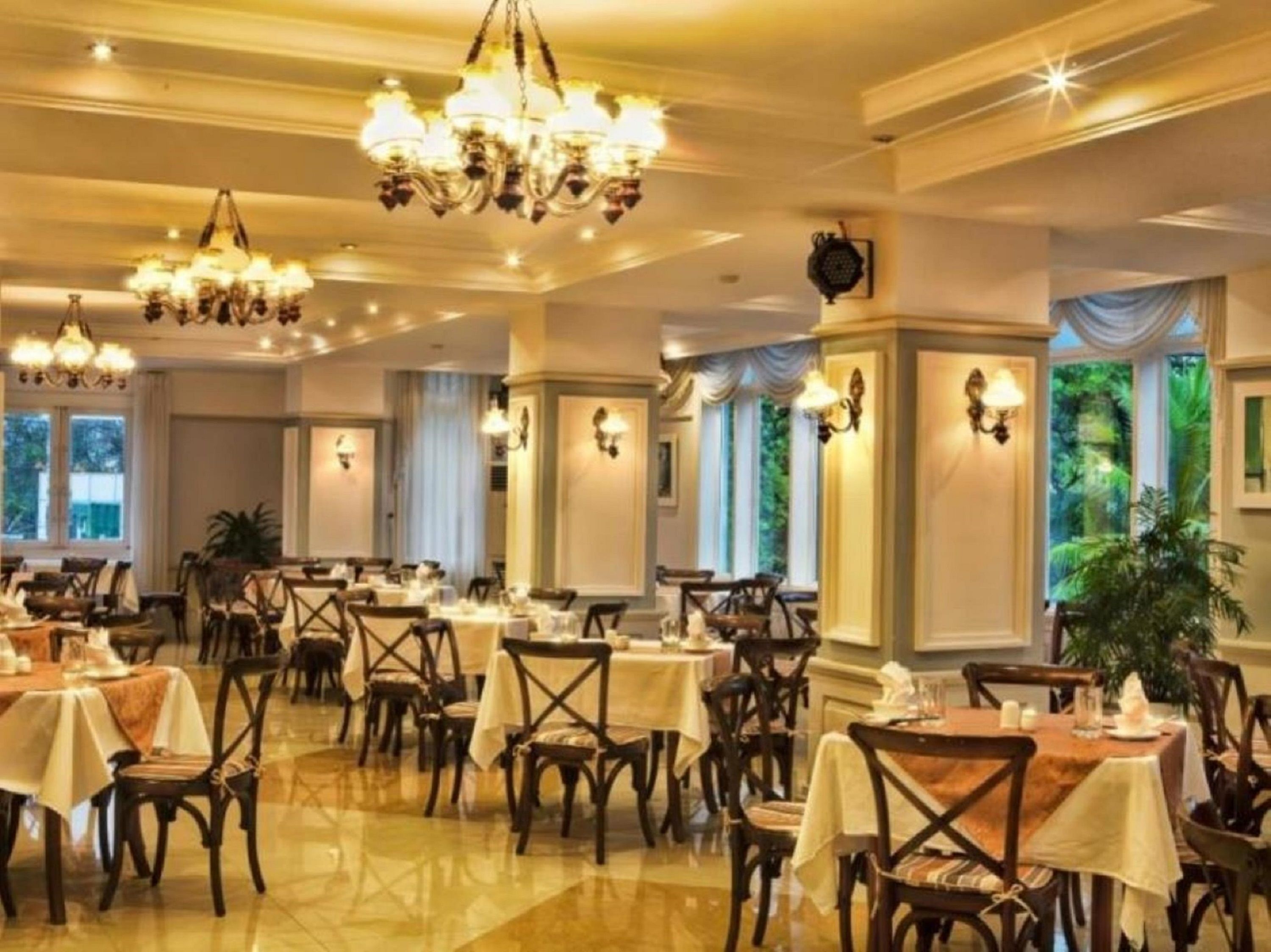 2 restaurants, breakfast served