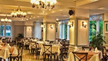 2 nhà hàng, phục vụ bữa sáng