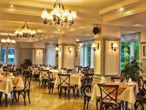 2 restaurantes; se sirven desayunos