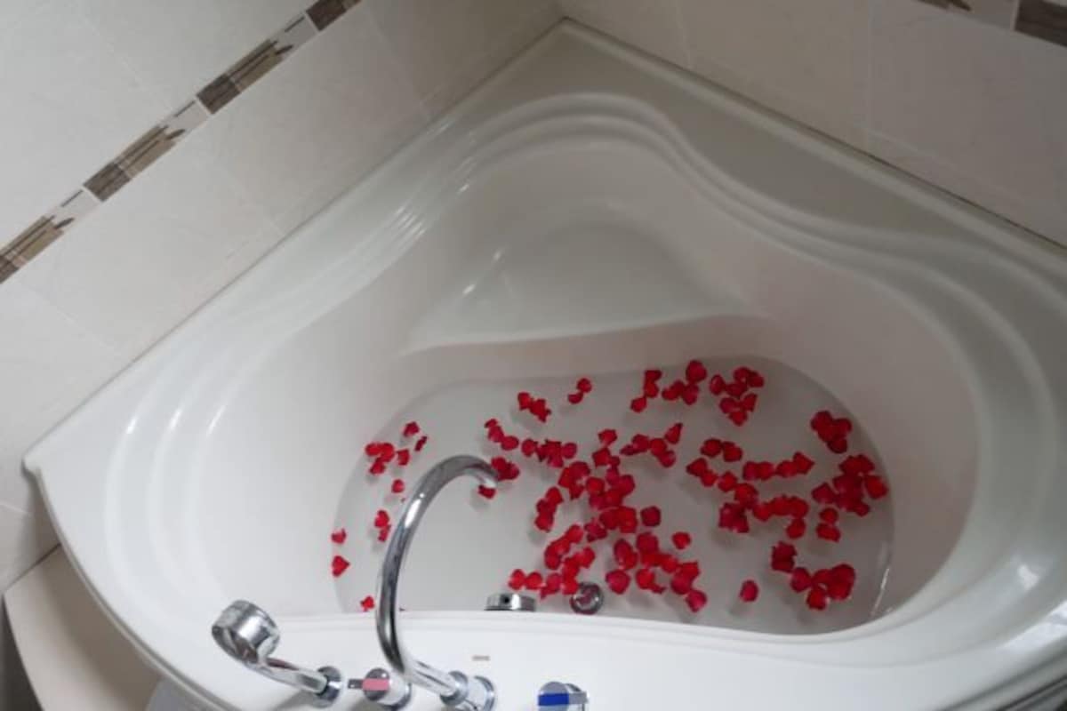 Une baignoire avec un robinet chromé et un intérieur blanc.