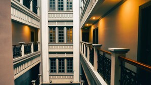 Interior amb diversos nivells, una escala central, baranes i finestres equidistant.
