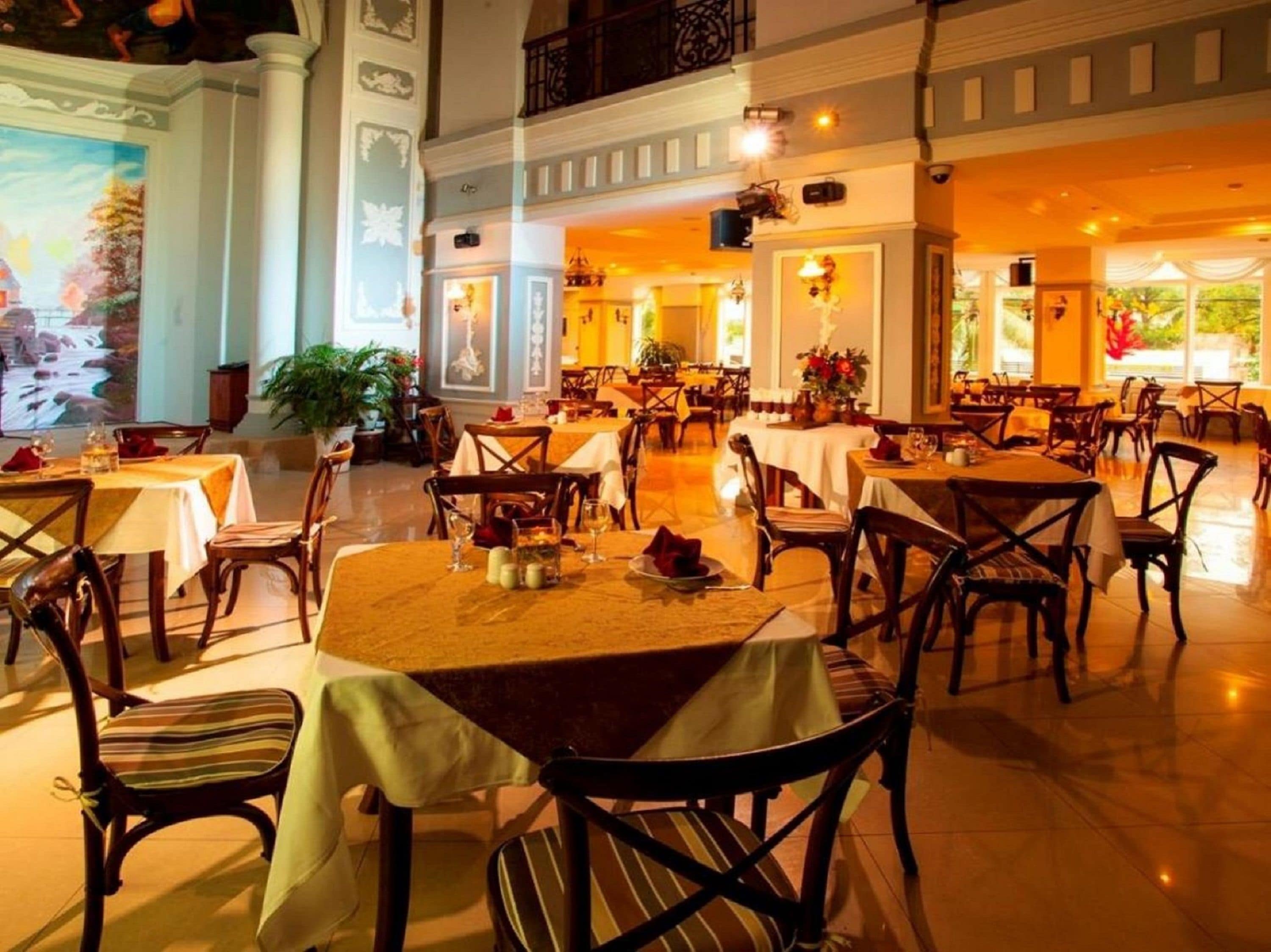 2 restaurants; breakfast, lunch, and dinner served