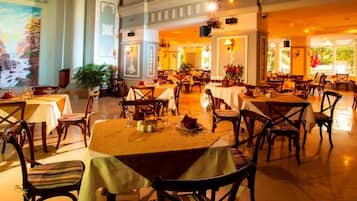 2 restaurants; breakfast, lunch, and dinner served