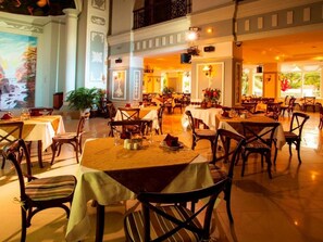 2 restaurants; breakfast, lunch and dinner served  - Rembrandt Hotel Nha Trang (Nha Trang)