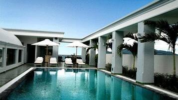 Piscina externa, guarda-sóis, espreguiçadeiras