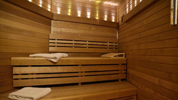 Un sauna avec des bancs en bois.