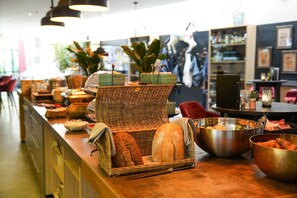 Frukostbuffé varje dag (EUR 17.50 per person)
