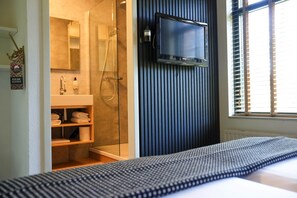 Habitación con 2 camas individuales | Escritorio, tabla de planchar con plancha, wifi gratis