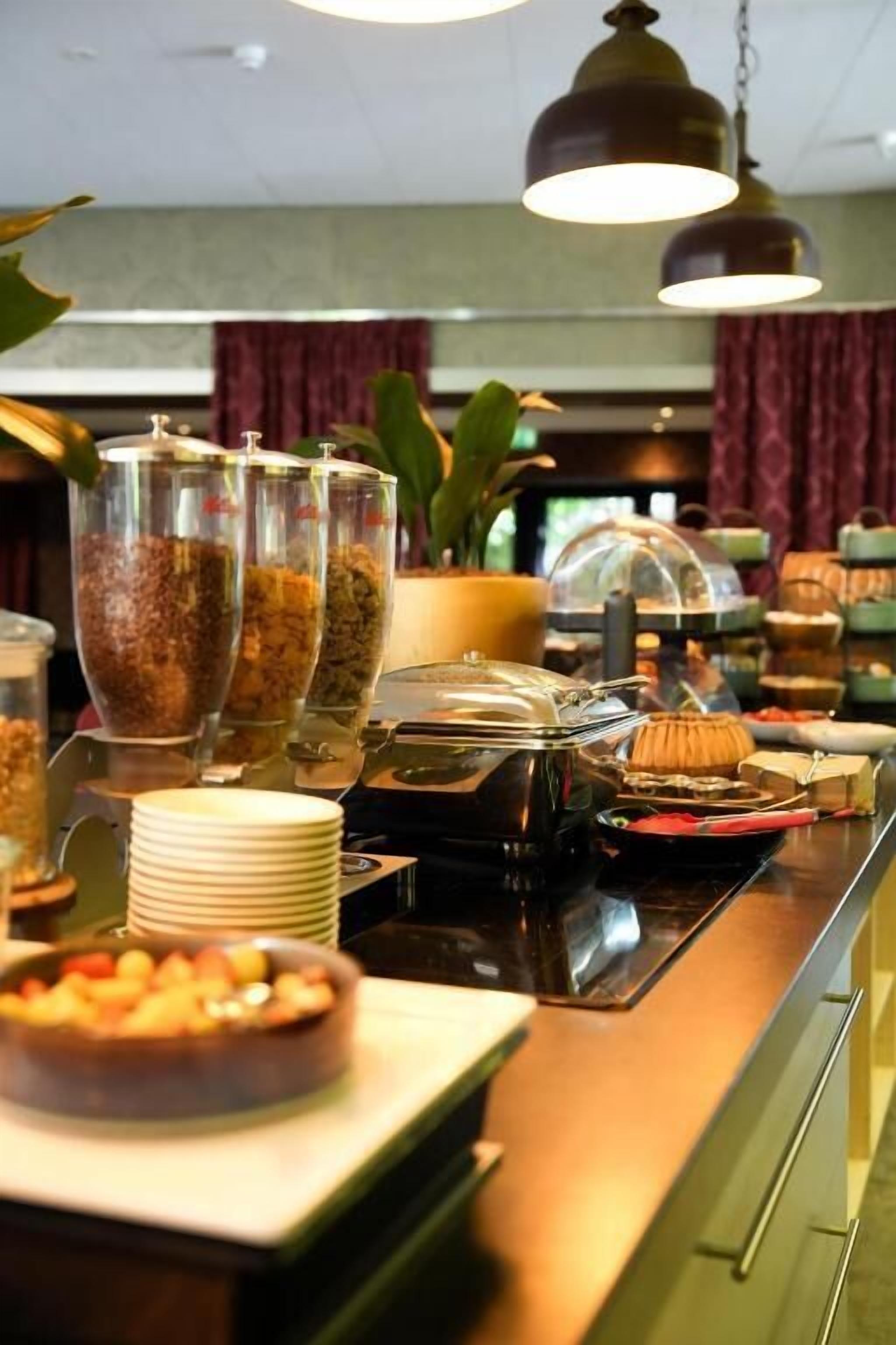Una mesa de buffet con diferentes alimentos y recipientes.