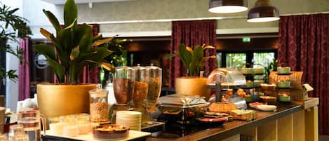 Desayuno buffet (EUR 17.50 por persona)