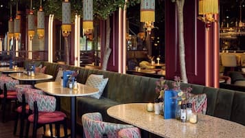 Frokost, lunsj og middag serveres, lokale retter