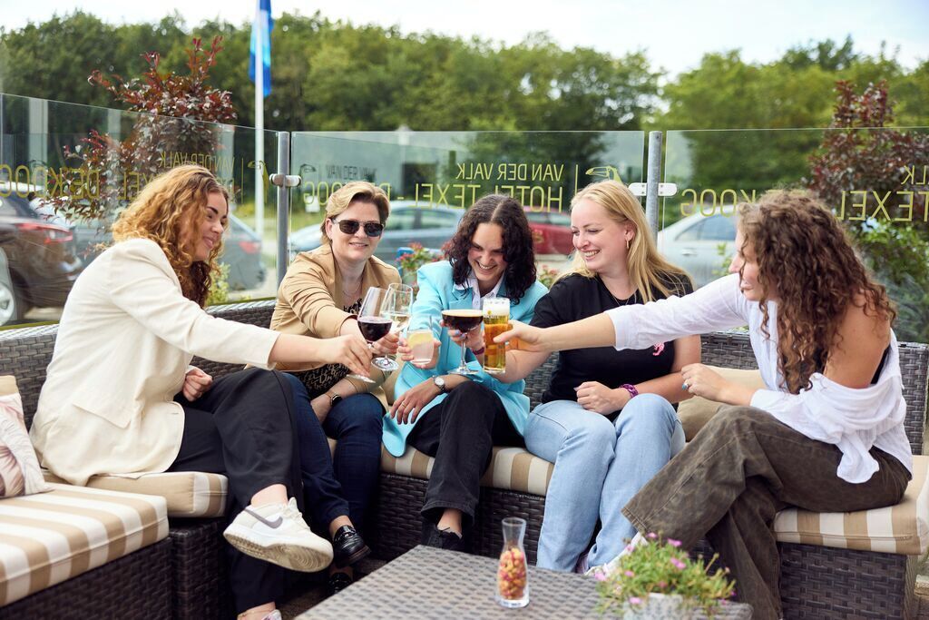 Serveert ontbijt, lunch, diner, lokale gerechten 