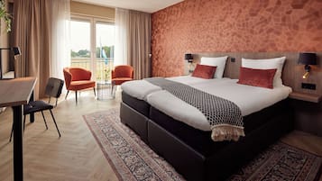 Twin kamer | Een minibar, een bureau, verduisterende gordijnen, gratis wifi