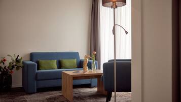 Deluxe kamer, 2 eenpersoonsbedden | Een minibar, een bureau, verduisterende gordijnen, gratis wifi