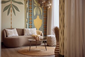 Ein Wohnzimmer mit einer Couch, einem Couchtisch und einer Wandverzierungen.