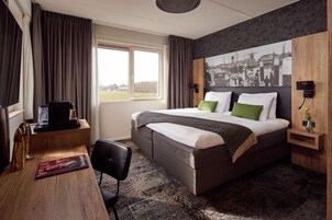 Deluxe Room, 2 Twin Beds | Minibar, desk, blackout drapes, free WiFi