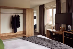 Minibar, escritorio, cortinas blackout y wifi gratis 