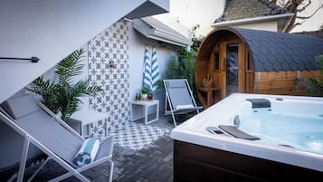 Sauna, hot tub, steam room, body treatments, aromatherapy