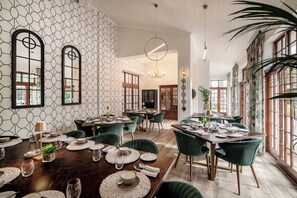 2 restaurants, breakfast, lunch, dinner served; international cuisine