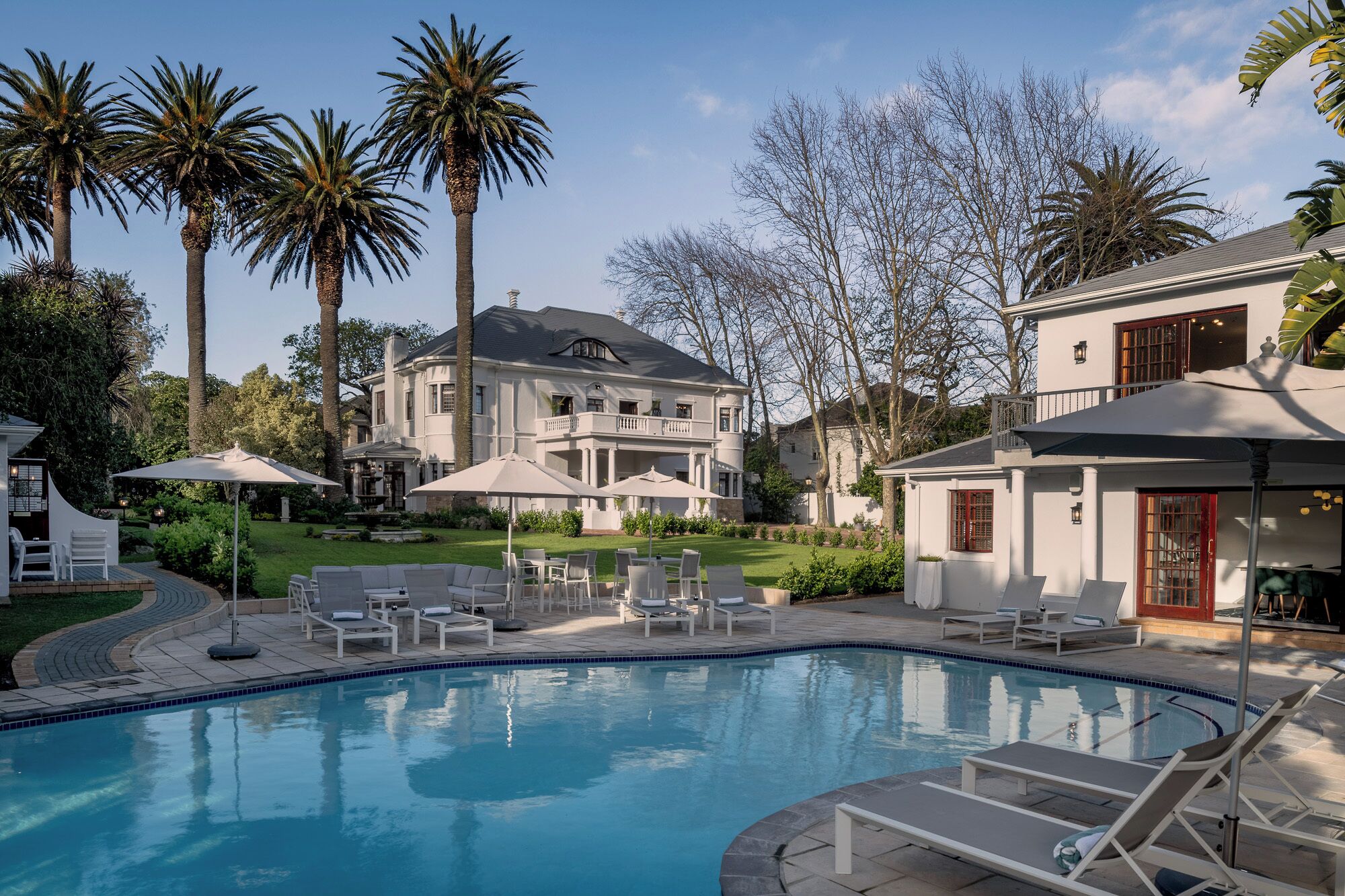 حمّام سباحة خارجي، مظلات على حمّام السباحة