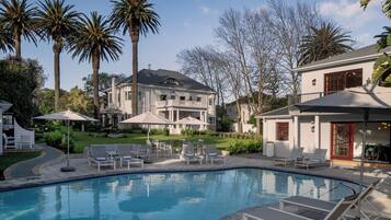 Una piscina al aire libre, sombrillas