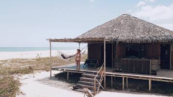 Kamer | Een minibar, een kluis op de kamer, een bureau, een laptopwerkplek