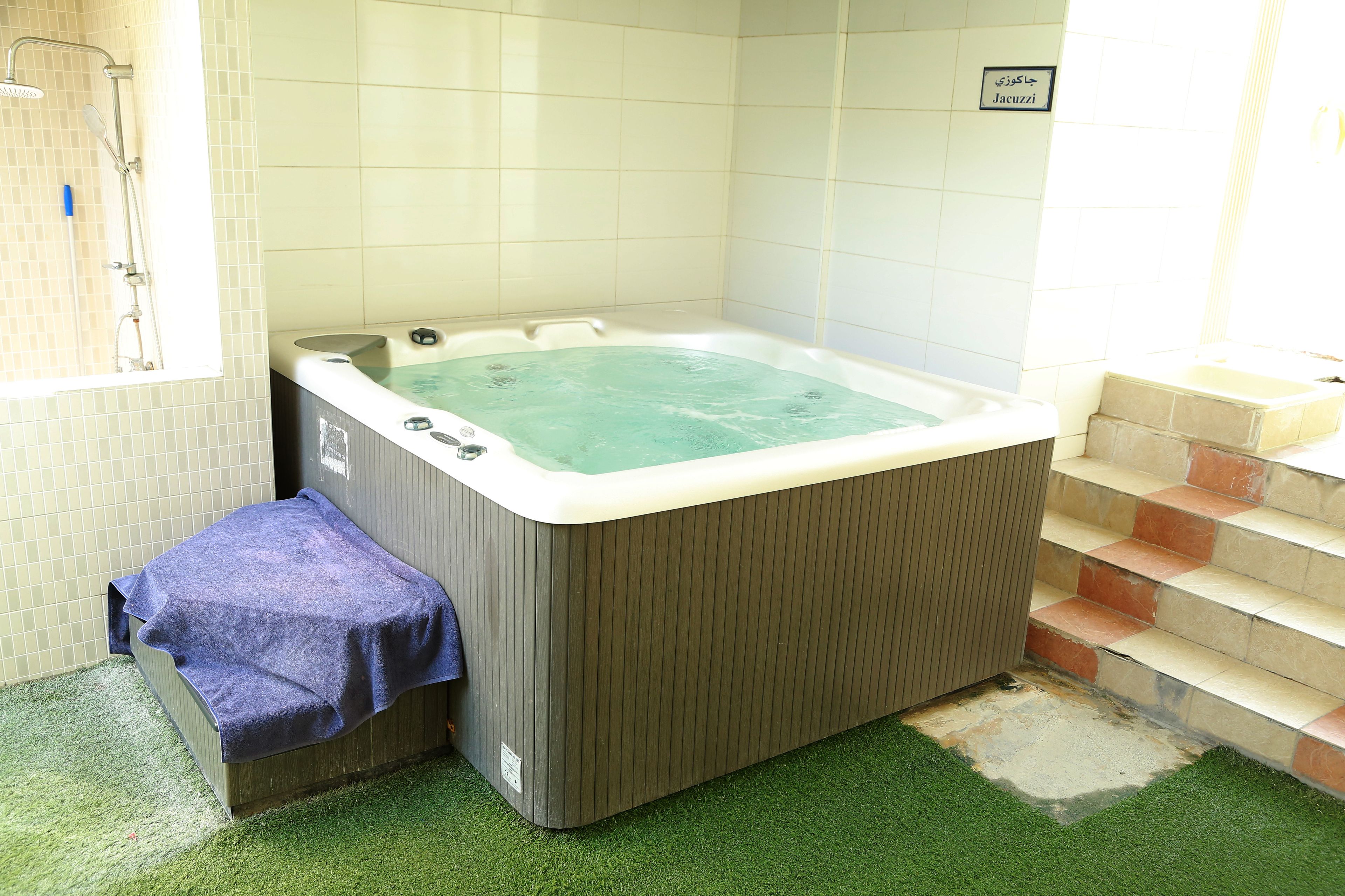 Piscina externa, funciona das 10h às 18h, espreguiçadeiras