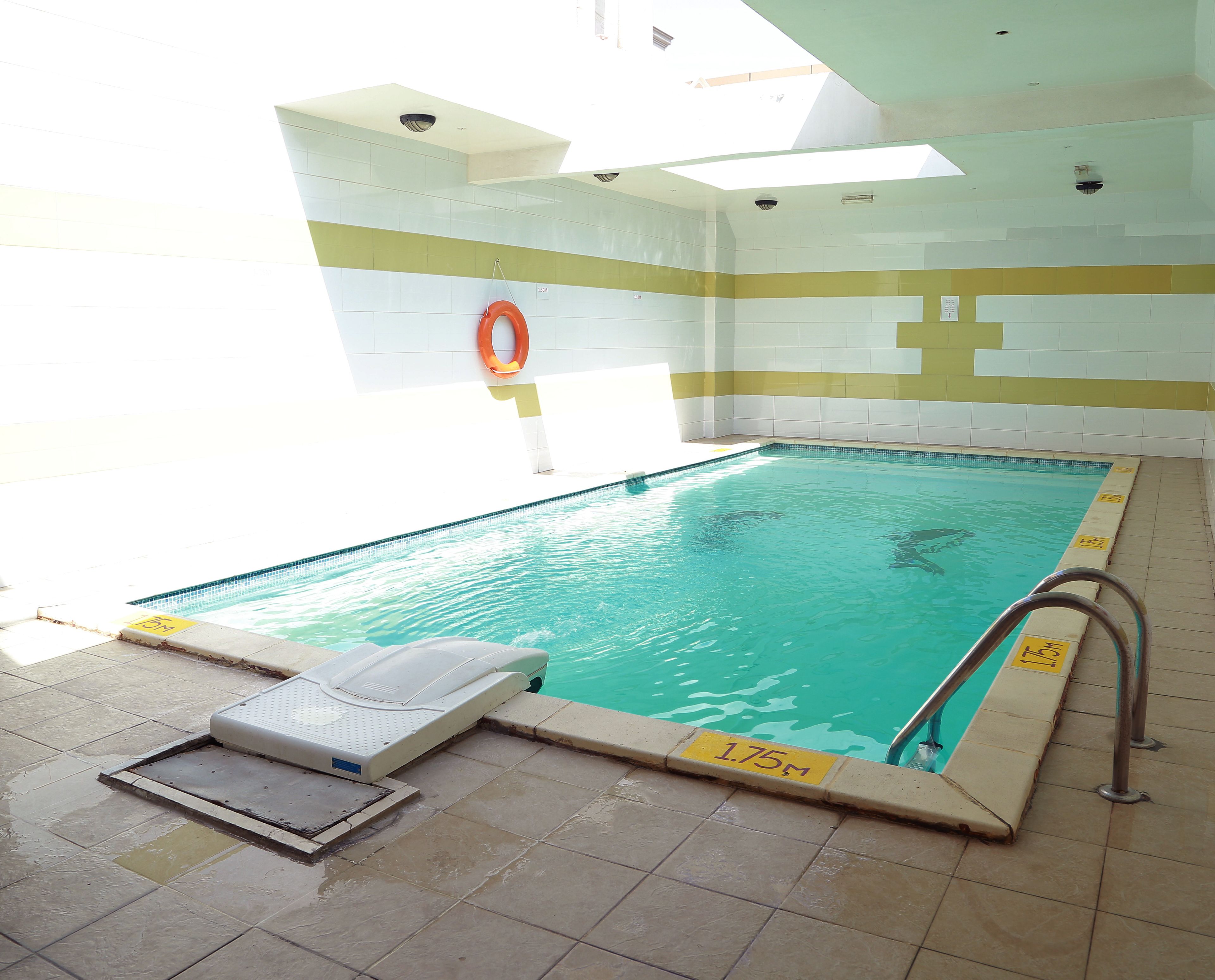 室外游泳池，10:00 至 18:00 开放，日光浴躺椅