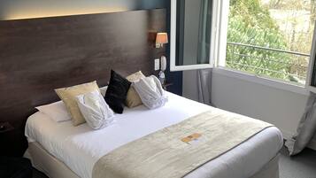 Superior tweepersoonskamer | Een minibar, een kluis op de kamer, individueel gedecoreerd, een bureau