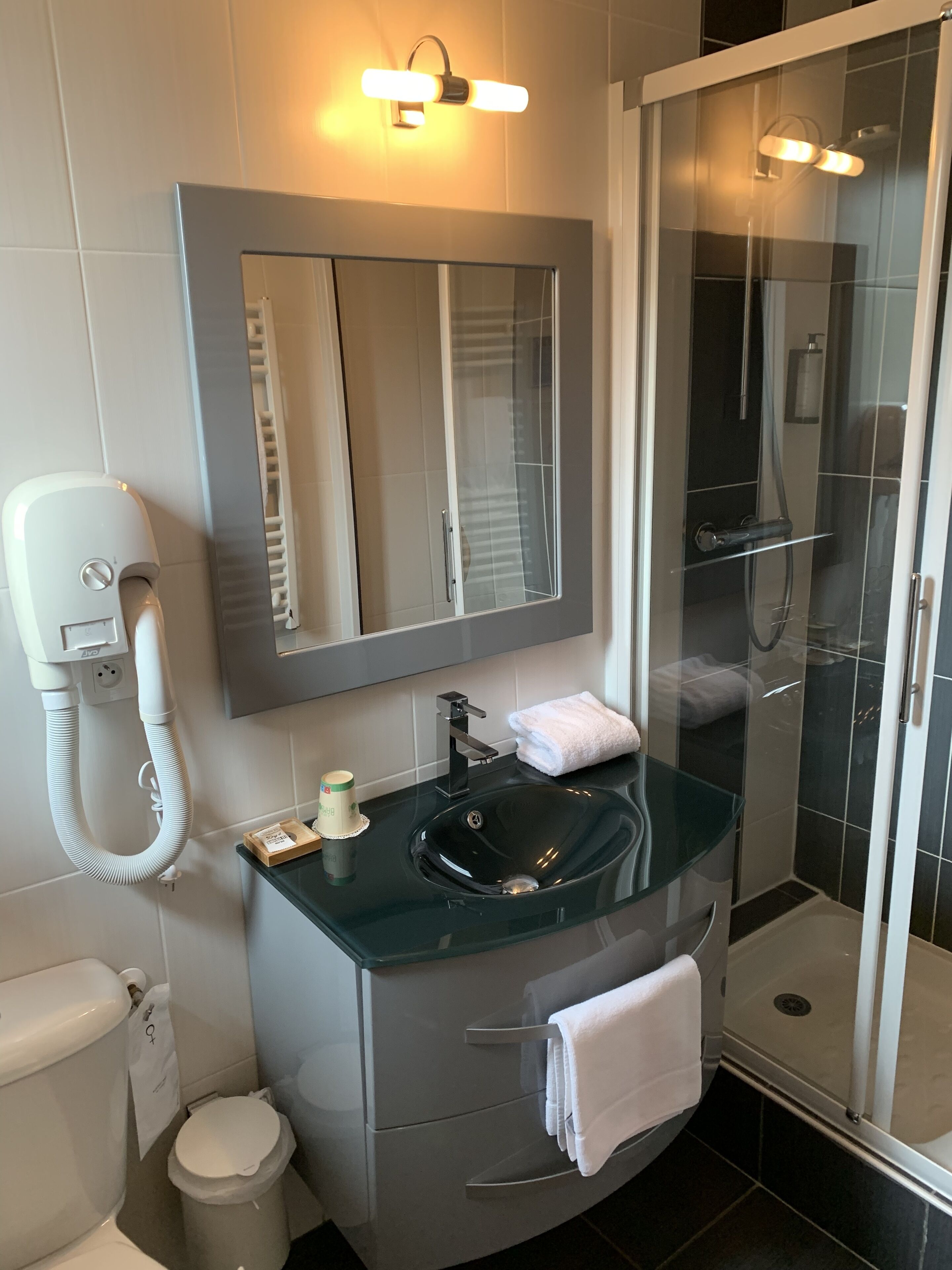 city double room | bathroom | shower, towels