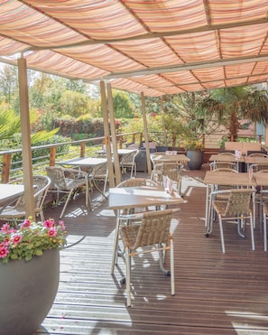 Terrace/patio - Hotel Aux Berges de l'Aveyron (Onet-le-Chateau)