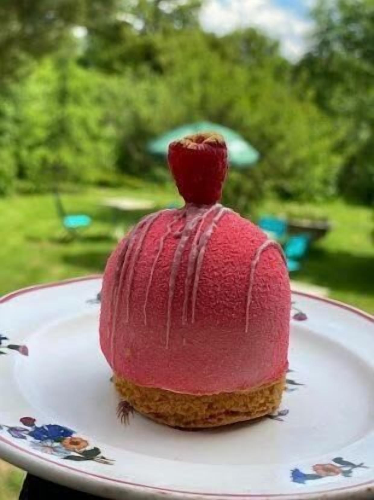 Un postre en un plato con un diseño floral.