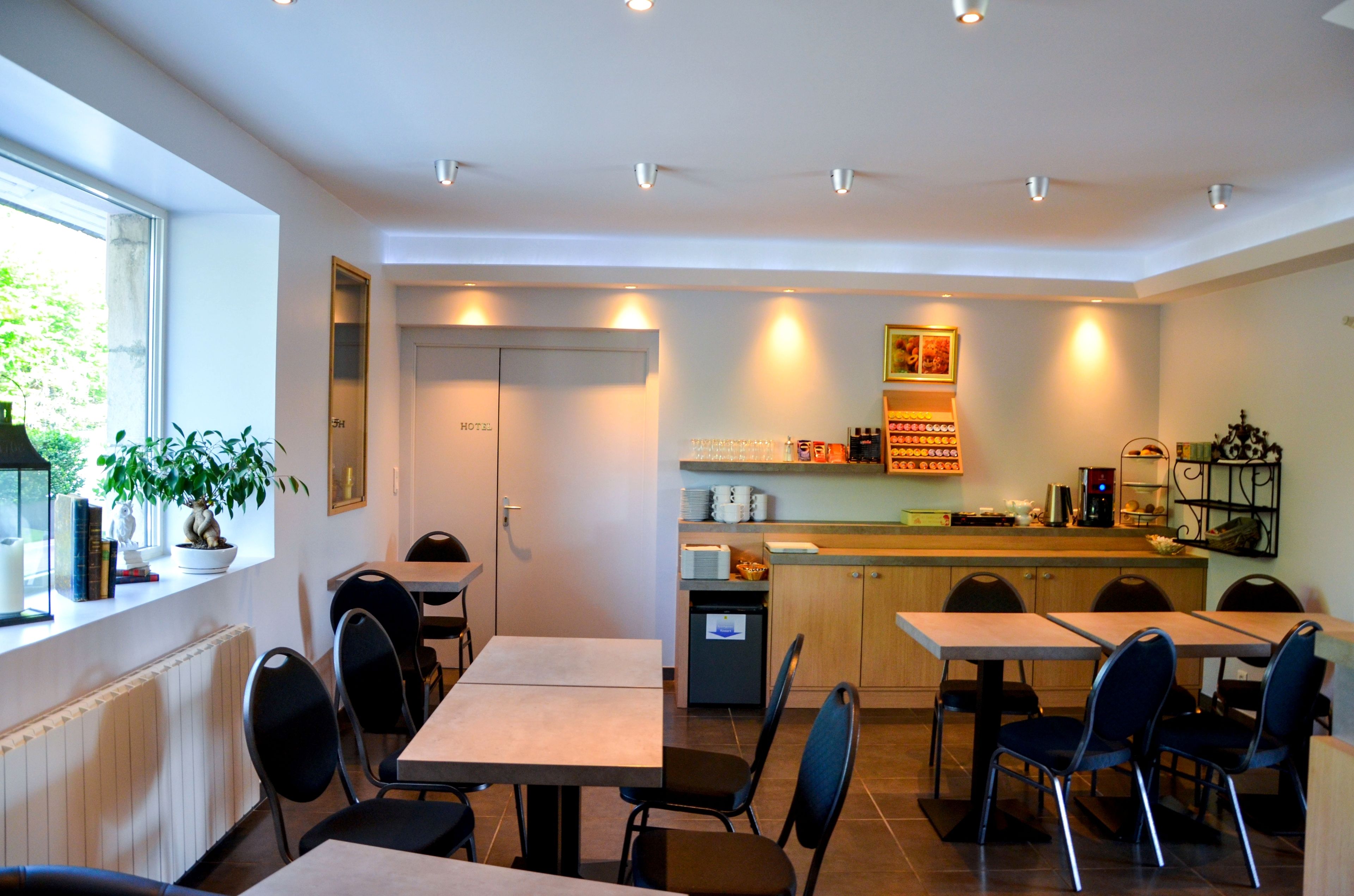 Desayuno buffet (EUR 14 por persona) 