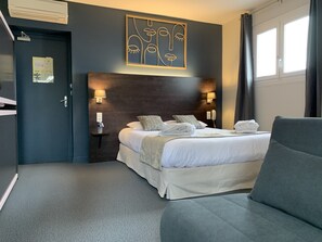 Habitación cuádruple familiar | Minibar, caja fuerte, decoración individual y escritorio