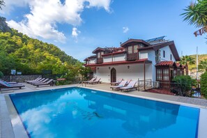 Piscine extérieure en saison, cabanas gratuites, parasols
