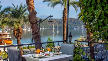 Bao gồm bữa sáng buffet hàng ngày