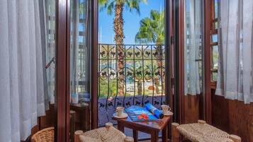 Standard Room, Sea View | Premium bedding, minibar, in-room safe, desk