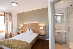 Habitación doble, vistas a la montaña | Escritorio, cortinas opacas, wifi gratis y ropa de cama