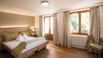 Chambre triple familiale | Bureau, rideaux d’obscurcissement, accès au Wi-Fi (inclus)