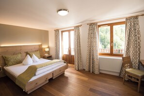 Family Triple Room | Desk, blackout curtains, free WiFi, bed sheets - Logis Hôtel-Restaurant Auberge du Mehrbachel (Saint-Amarin)