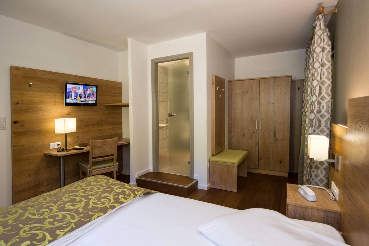 Habitación doble estándar | Escritorio, cortinas blackout, wifi gratis y ropa de cama