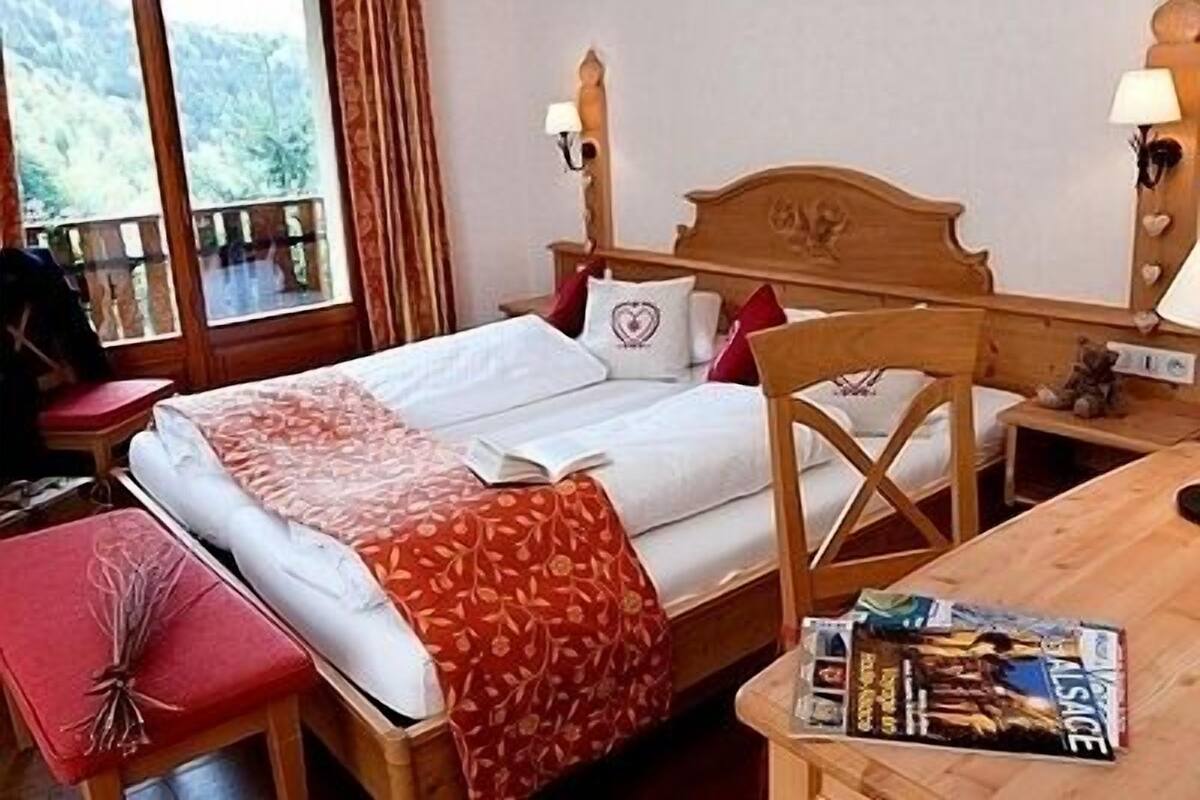 Habitación doble tradicional, balcón, vista a la montaña (Rossberg) | Escritorio, cortinas blackout, wifi gratis y ropa de cama