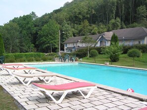 Una piscina al aire libre