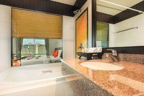 Combined shower/tub, deep soaking tub, free toiletries, hair dryer - APK Resort (Patong)